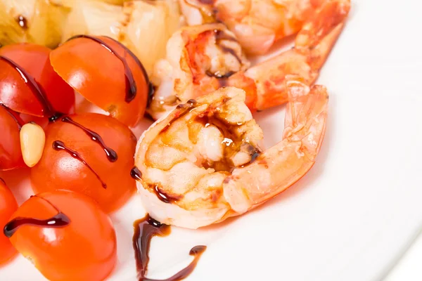 Salada de camarão Jumbo com tomate . — Fotografia de Stock