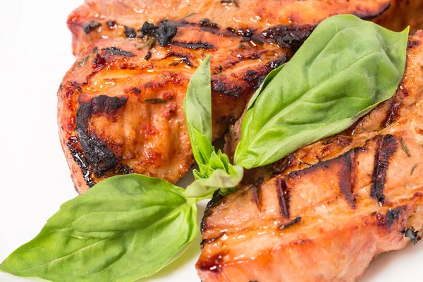Daging babi panggang lezat shish kebab dengan kemangi . — Stok Foto