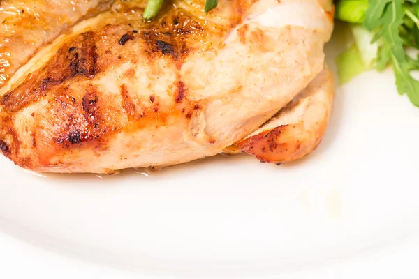 Daging ayam panggang dengan daun kemangi segar . — Stok Foto