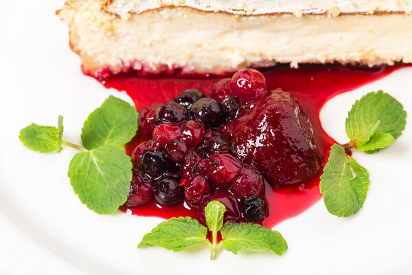 Традиционный чизкейк с ягодным джемом
.