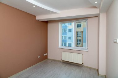 Bir apartmanda yeni bir apartmanın içinde. Gayrimenkul reklamı..