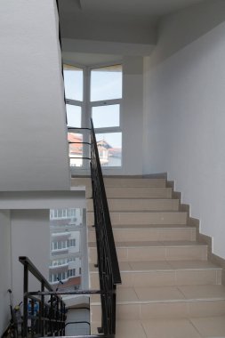 Merdivenler yeni bir apartmandır. Gayrimenkul reklamı..