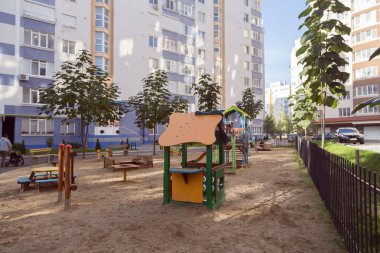 Yeni modern apartman inşaatı. Gayrimenkul reklamı..