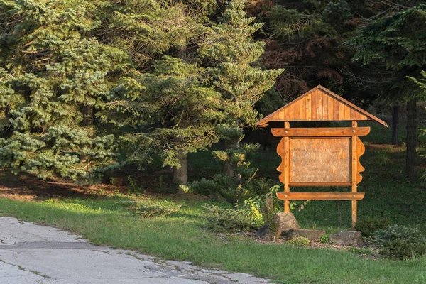 Cartellone Legno Pubblicità Nella Foresta Spazio Testo — Foto Stock