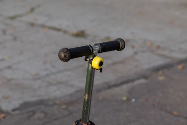 スクーターのハンドルバーに黄色の自転車の鐘 — ストック写真