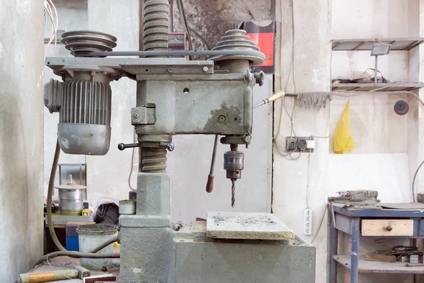 Παλιά Μηχανή Γεώτρησης Στην Αίθουσα Παραγωγής Κοντινό Πλάνο — Φωτογραφία Αρχείου