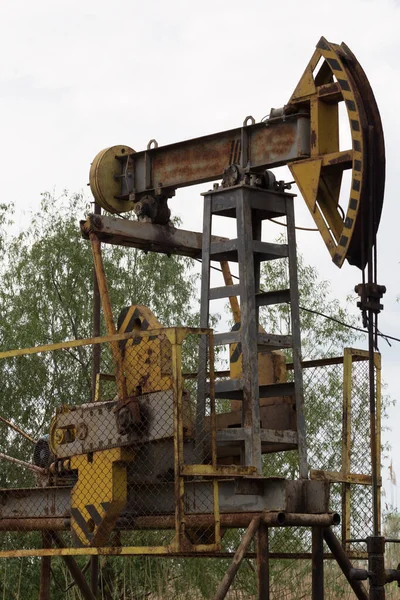 Uma Bomba Para Poço Petróleo Campo Petróleo Moldávia Close — Fotografia de Stock
