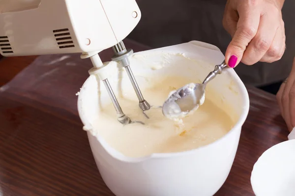 Whipping Cream Electric Mixer Close — Stock Photo, Image