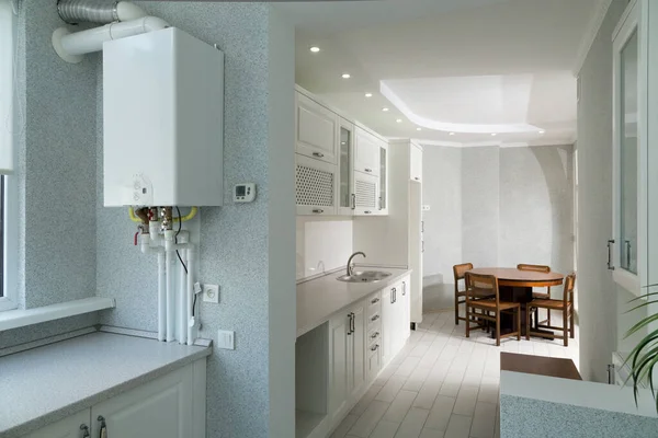 一幢新公寓楼的厨房内部 房地产应急广告 — 图库照片