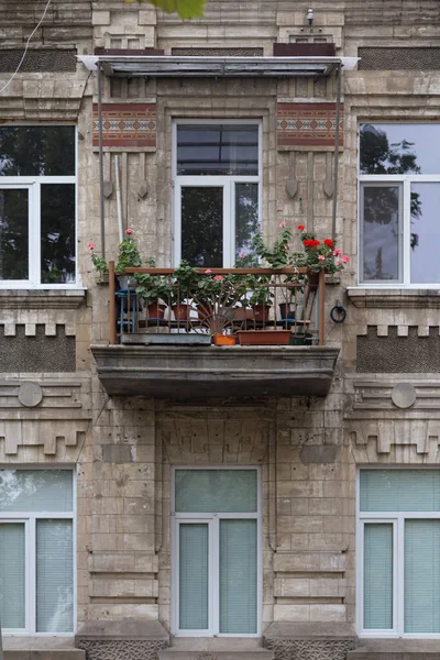 Die Fassade Eines Alten Hauses Mit Blumen Auf Dem Balkon — Stockfoto