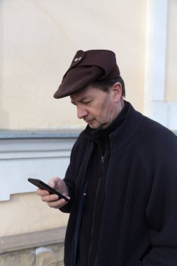 Sokakta akıllı telefonu olan orta yaşlı bir adam. Yakın plan..