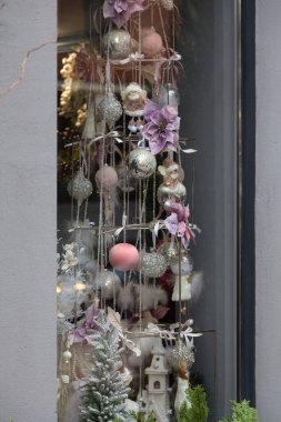 Ağaçlar ve oyuncaklarla yeni yıl gösterisi. Şehir hayatı. Yakın plan..