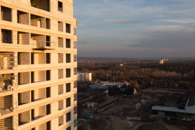 Yeni bina duvarı ve güzel bir manzara. İnşaat halindeki bir binanın reklamı..