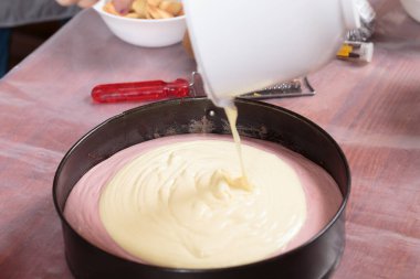 Kremayı fırın tabağına koymak. Yakın plan..