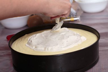 Kremayı fırın tabağına koymak. Yakın plan..