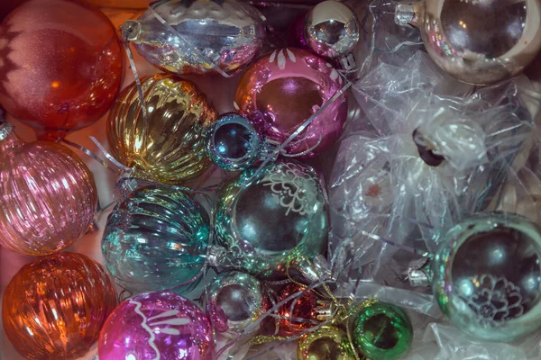 ヴィンテージの異なるクリスマスボールからの背景 — ストック写真