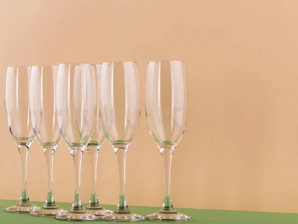 一套形状三角形的豪华香槟酒杯 酿酒业和餐饮业的概念 背景的颜色是启航的香槟 — 图库照片