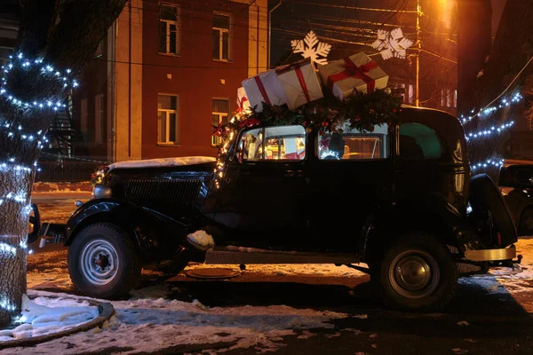 Luz Regalos Para Navidad Coche Retro Primer Plano Imágenes De Stock Sin Royalties Gratis