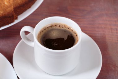 Masanın üzerinde bir fincan kahve. Yakın plan..