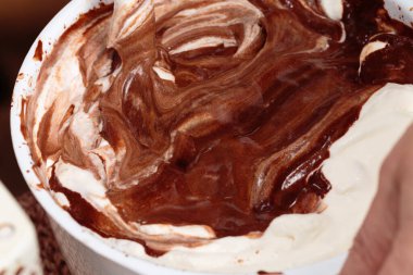 Erimiş siyah çikolata ve beyaz çikolata. Yakın plan..