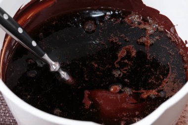 Eritilmiş sıcak çikolata ve hamal birası. Yakın plan..