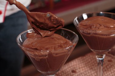 Çikolata ve biraya dayalı lezzetli bir tatlı. Yakın plan..