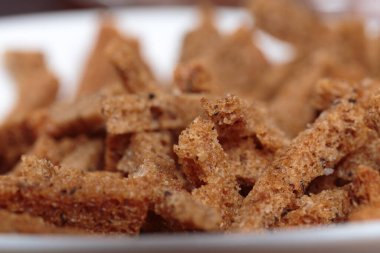 Beyaz kasede çavdar ekmeği yığını. Yakın plan..