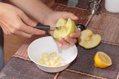Taze yeşil elmayla tatlı yapıyorum. Yakın plan..