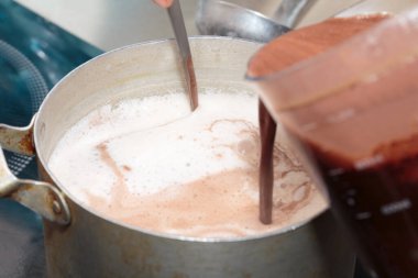 Süt ve şekerli kakao yapma süreci. Yakın plan..