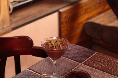 Bardakta rusklar olan çikolatalı mus tatlısı. Yakın plan..