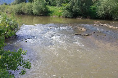 Nehirde yarıklar olan güzel bir manzara. Bu Moldova Cumhuriyeti 'nin doğal ve tarihi hazinelerinden biridir..