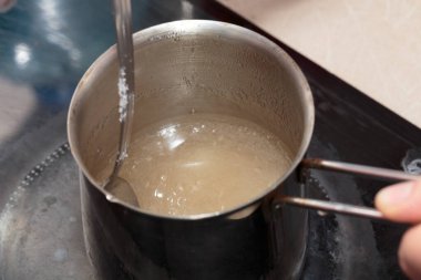 Agar-agar 'ı metal bir tencerede hazırlayın. Yakın plan..