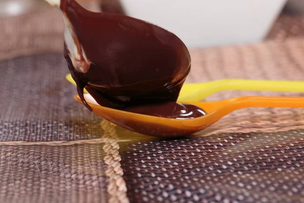 Шоколадный Крем Одноразовой Пластиковой Ложке Макро — стоковое фото