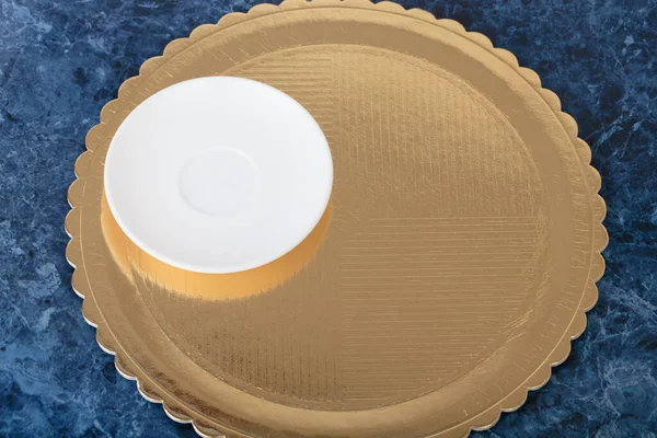 Golden Disposable Cake Tray Porcelain Saucer Blue Marble Background Close — Fotografia de Stock