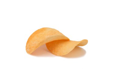 Gölgeli iki patates cipsi. Beyaz arka planda izole edilmiştir. Yakın plan..