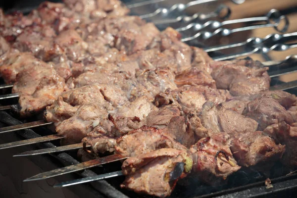 Shashlik Marinado Preparando Uma Grelha Churrasco Sobre Carvão Vegetal Shashlik — Fotografia de Stock