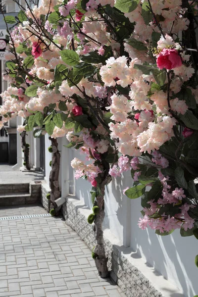 Fiori Artificiali Nella Progettazione Strade Della Città Una Nuova Ondata — Foto Stock