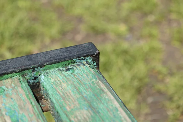 古いみすぼらしい公園のベンチの断片 接近中だ 背景がぼけている — ストック写真