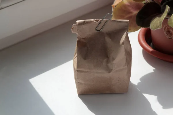 Papperspåse Med Eller Kaffe Det Ligger Fönsterbräda Ett Kontor Det — Stockfoto