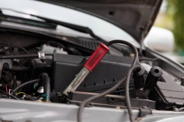 Motor dairesinde akü ve akü kablosu var. Yakın plan..