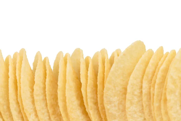 Ein Haufen Kartoffelchips Reihte Sich Aneinander Vereinzelt Auf Weißem Hintergrund — Stockfoto