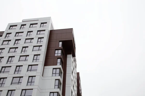在阴天的映衬下 现代化的公寓楼 有文字的余地 后续行动 免版税图库图片