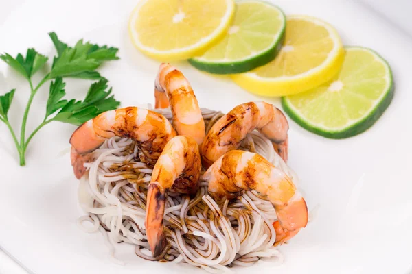 Udang harimau dengan pasta — Stok Foto