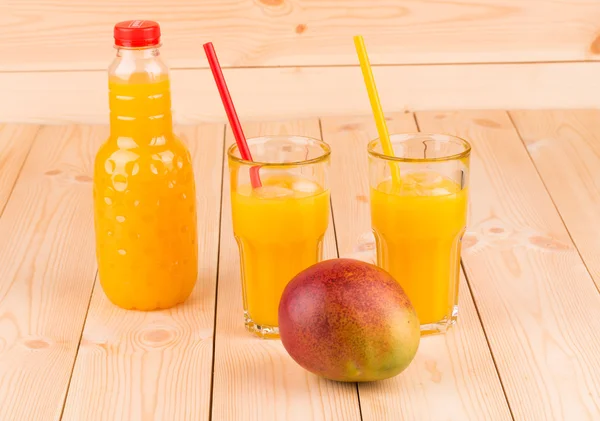 Mango och juice. — Stockfoto