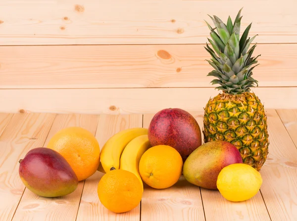Zitrusfrüchte und Mangos — Stockfoto
