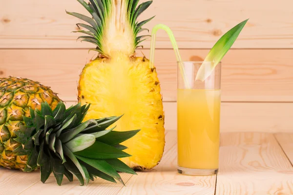 Вкусные ананасы и сок — стоковое фото