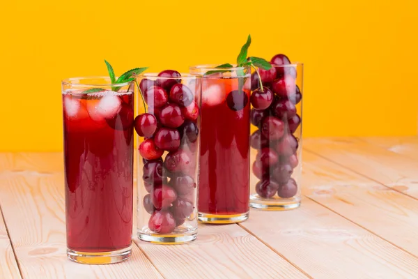 Cerezas y jugos —  Fotos de Stock