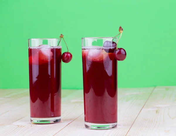 Cerezas y jugos —  Fotos de Stock