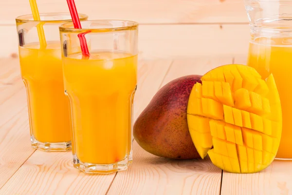 Mango och juice. — Stockfoto