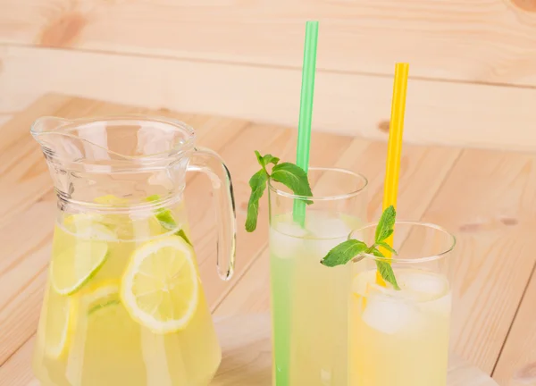 Glazen vol limonade — Stockfoto
